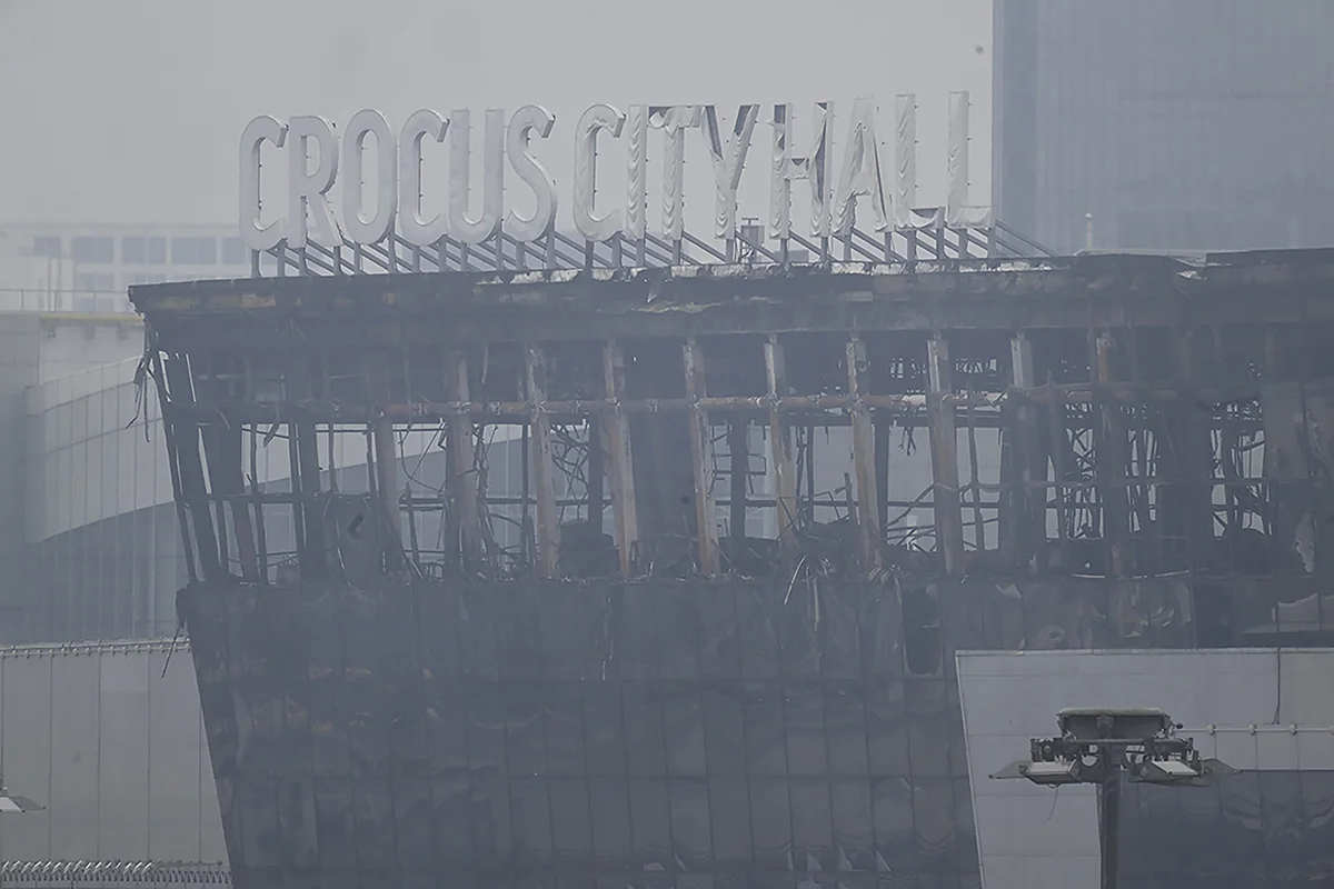Вид на повреждения концертной площадки «Крокус Сити Холл» под Москвой, Россия, после тушения пожара в результате нападения боевиков 23 марта 2024 года. Фото: Sefa Karacan/Anadolu/Vida press