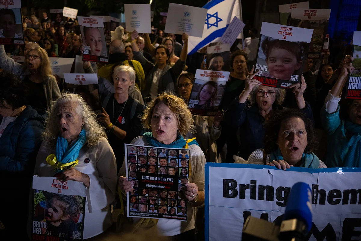 Родители и родственники детей, похищенных 7 октября, а также семьи заложников и их сторонники принимают участие в демонстрации у штаб-квартиры ЮНИСЕФ в знак протеста против молчания в отношении 40 детей, удерживаемых в заложниках в секторе Газа во Всемирный день ребенка 20 ноября 2023 г. в Тель-Авиве. Фото: Alexi J. Rosenfeld / Getty Images