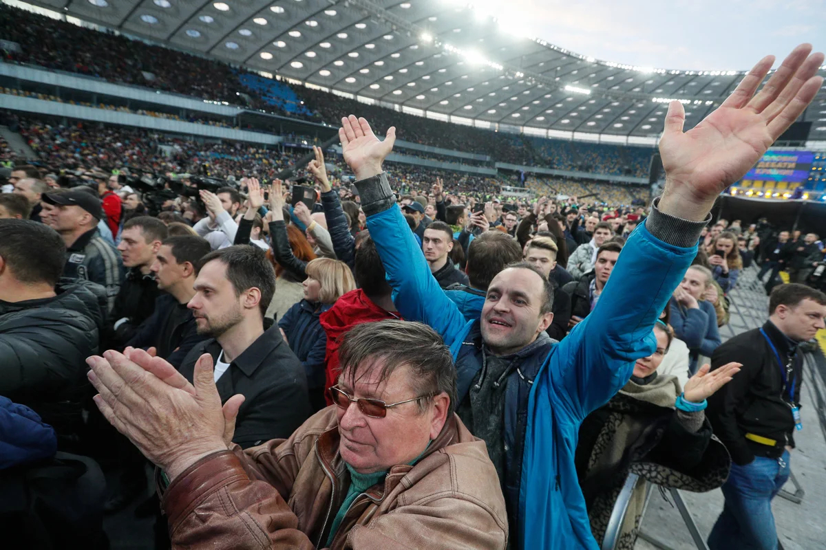 Украинцы на дебатах между кандидатами в президенты Петром Порошенко и Владимиром Зеленским в Киеве, Украина, 19 апреля 2019 года. Фото: Сергей Долженко / EPA-EFE
