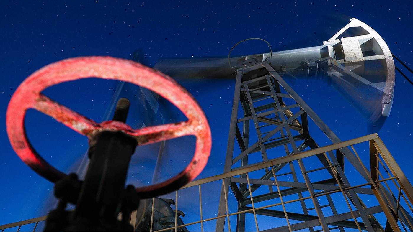 Насосный агрегат добывает нефть из скважины, эксплуатируемой "Ямашнефтью", дочерней компанией "Татнефти", Татарстан, Россия, 24 мая 2026 года. Фото: Егор Алеев / TASS / Scanpix / LETA<br>