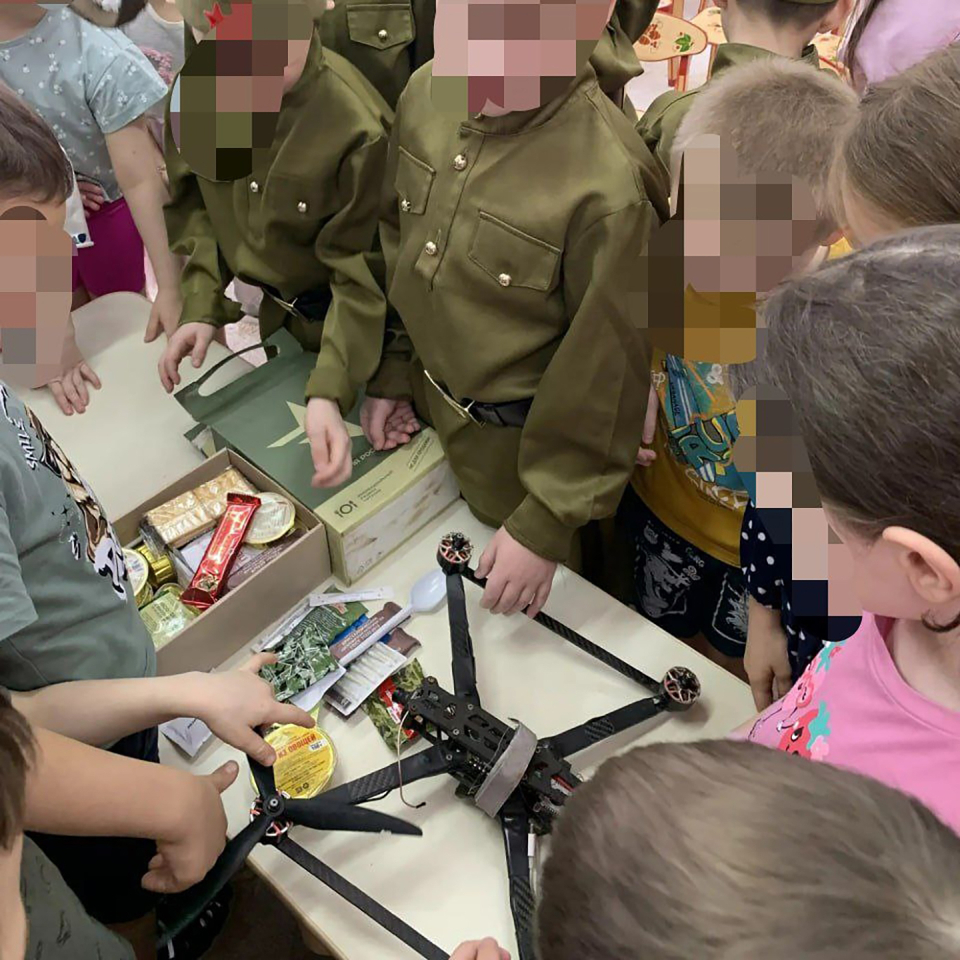 Children get shown a drone part during a familial event in a Moscow kindergarten. Photo: VK / Revda-info