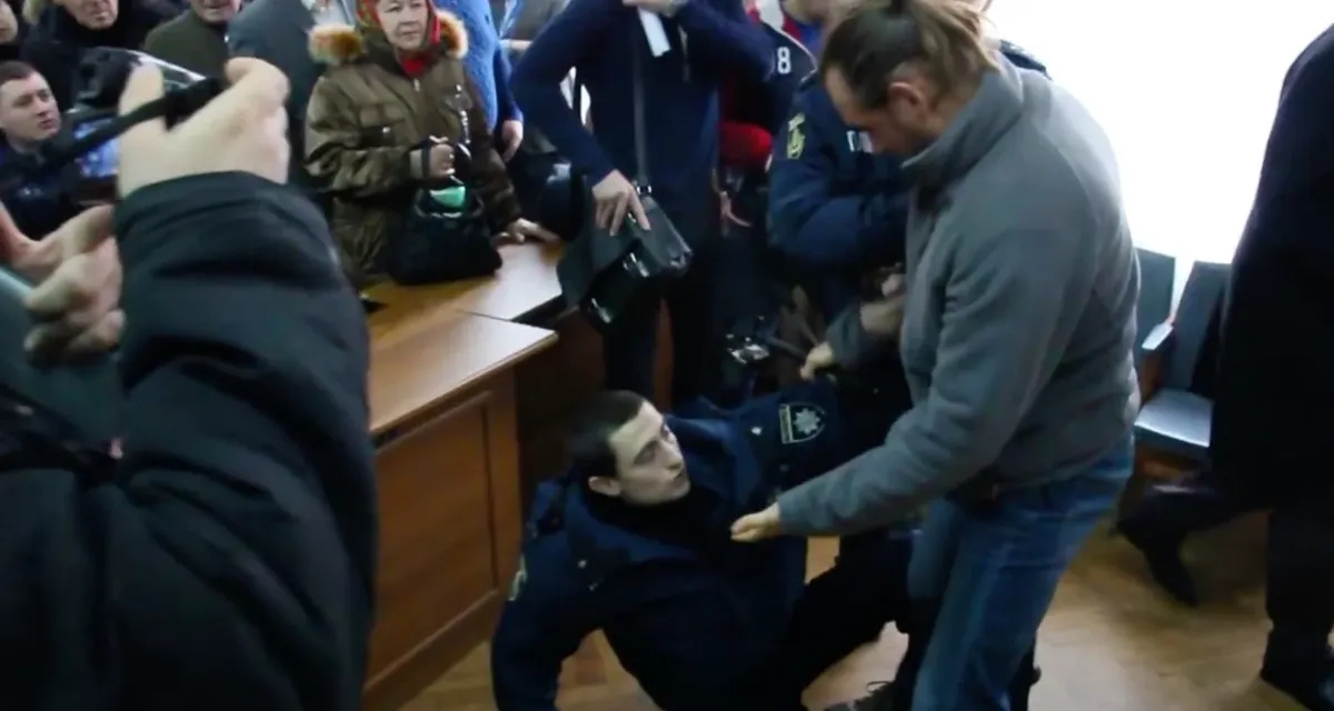 Конфликт Стремоусова с полицейским в зале заседаний городского совета Херсона. Фото: скрин <a href="https://www.youtube.com/watch?v=8sRCwAYXUTQ">видео</a>