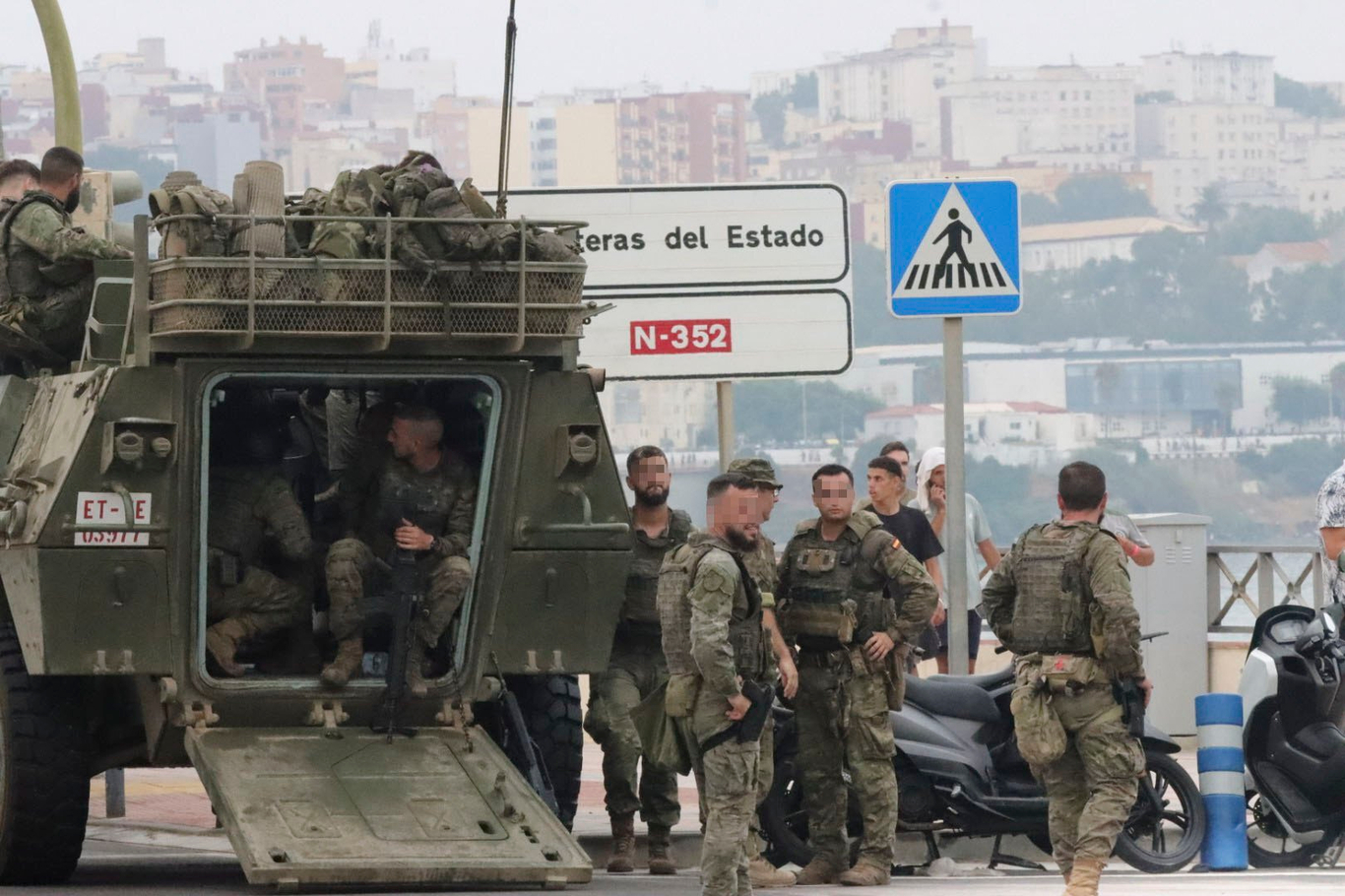 Военнослужащие испанской армии на пограничном переходе Тарахаль в Сеуте. Сеута, Испания. 31 июля 2026 года. Фото: Reduan Dris / EPA