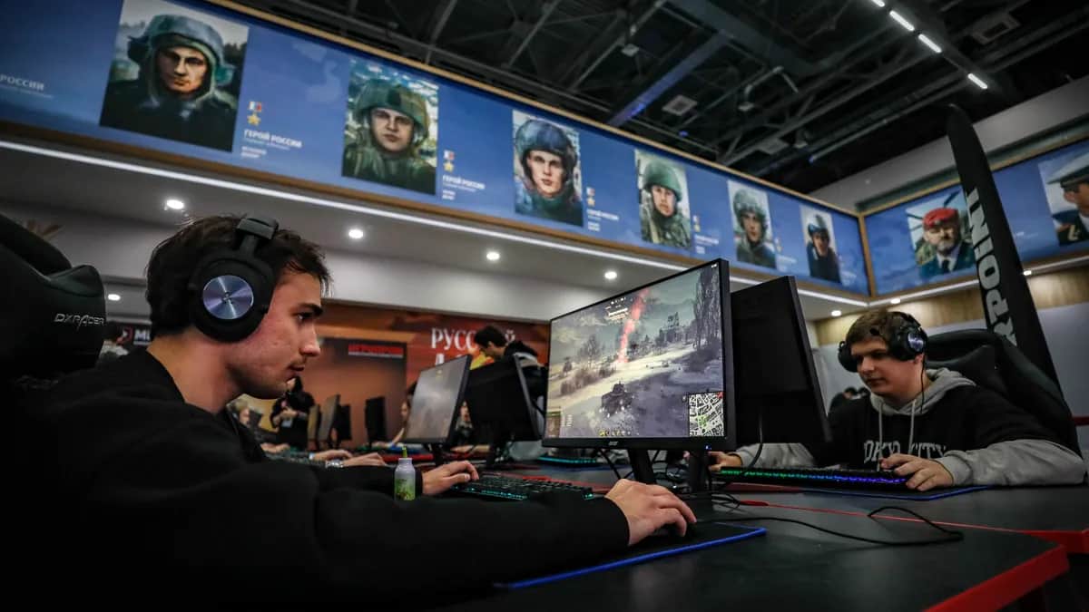Gamers compete under portraits of a Russian soldiers during Igroprom, a Russian gaming industry event in Moscow, 7 October 2023. Photo: EPA-EFE / YURI KOCHETKOV