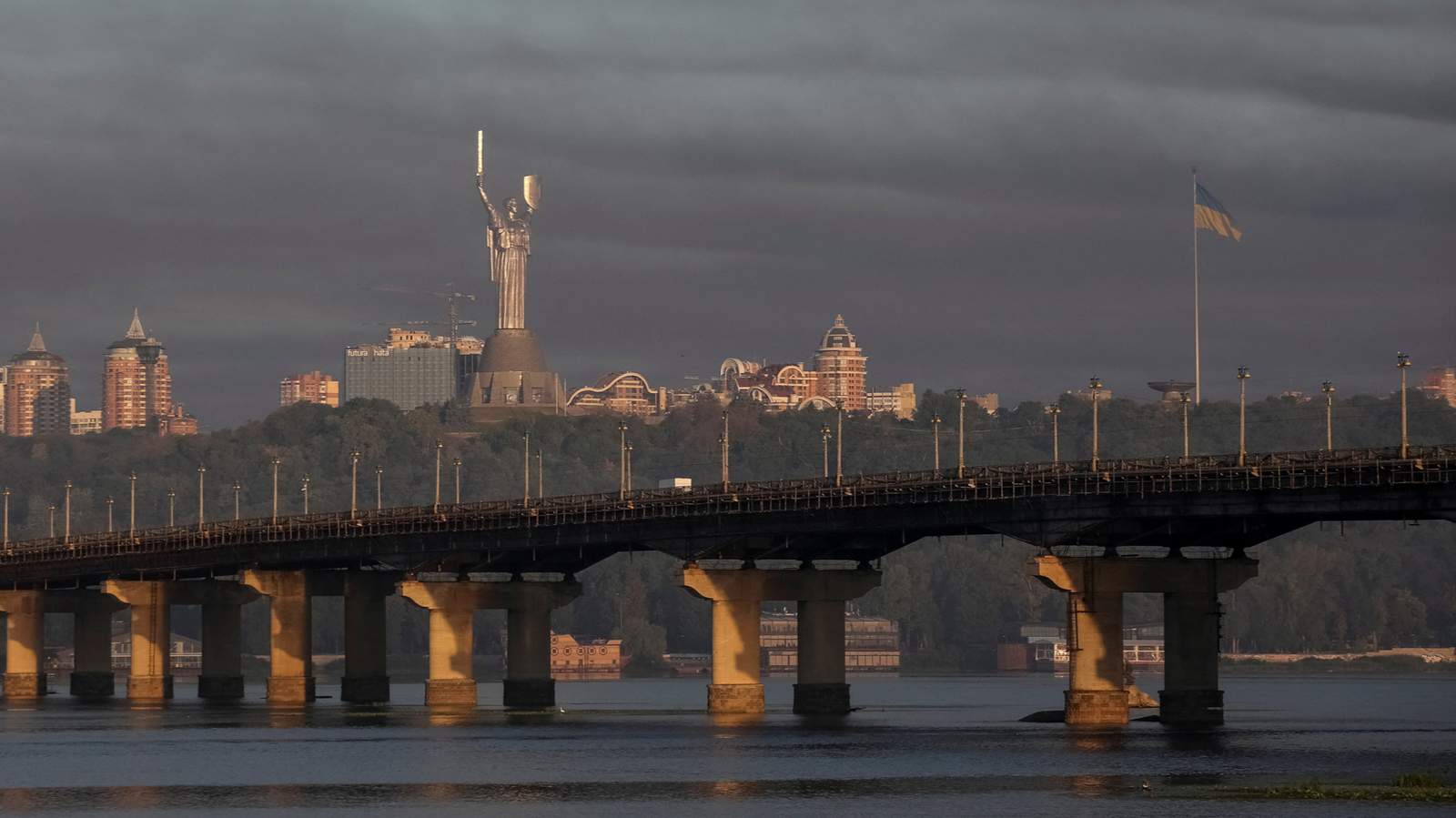Дым после российского ракетного удара. Киев, Украина. 1 августа 2026 года. Фото: Anatolii Stepanov / Reuters / Scanpix / LETA