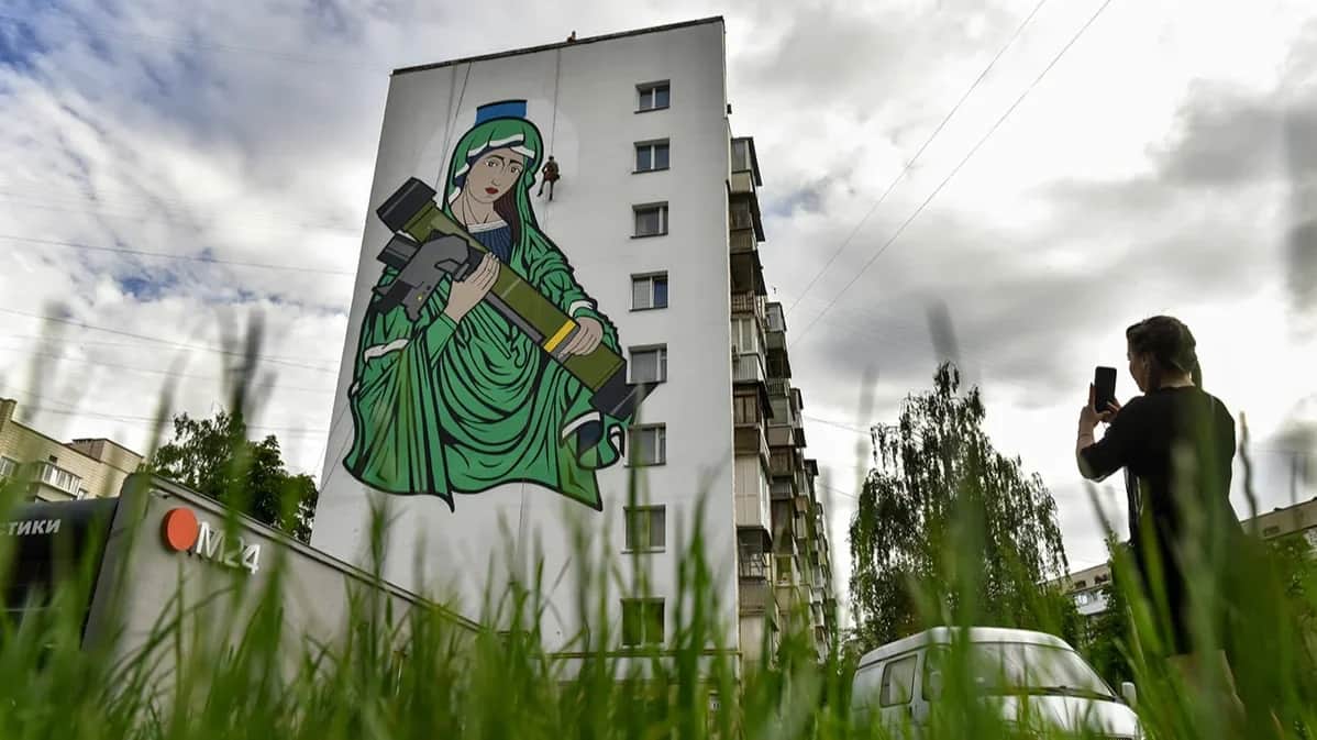A mural on the wall of an apartment block in Kyiv depicts the Madonna cradling a US Javelin anti-tank missile system, 25 May 2022. Photo: EPA-EFE / OLEG PETRASYUK