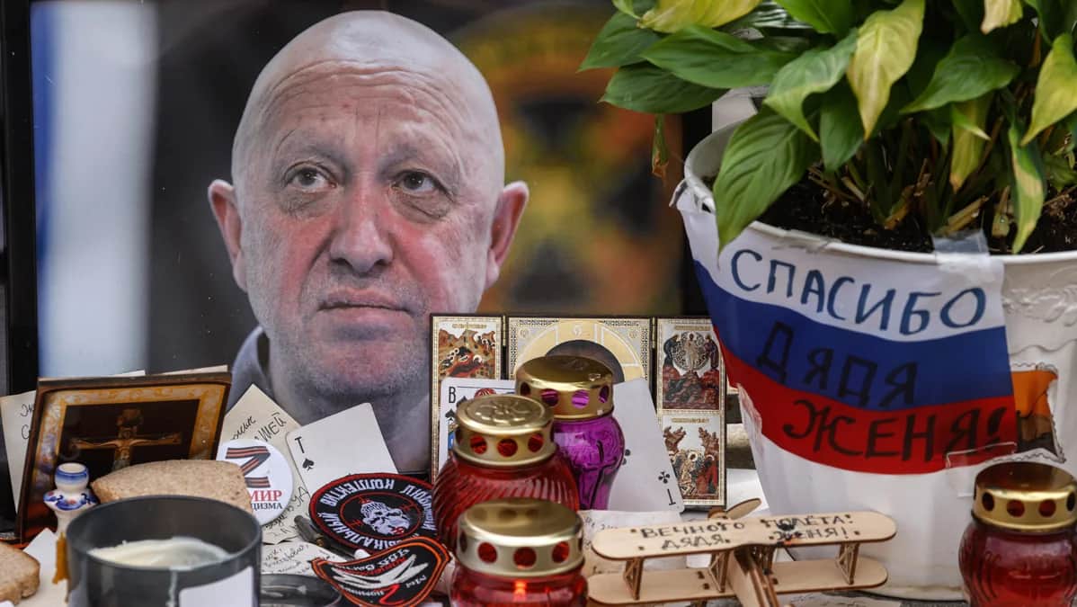 Портрет Евгения Пригожина рядом с табличкой "Спасибо, дядя Женя" на неформальном мемориале в его честь в Москве, 3 сентября 2023 года. Фото: Сергей Ильницкий / EPA-EFE