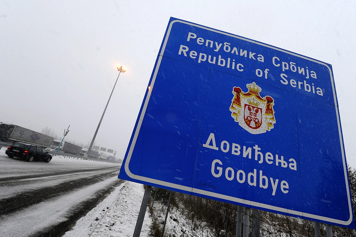 Сербский автомобиль на границе между Венгрией и Сербией в Хоргосе, 19 декабря 2009 года. Фото: Andrej Isakovic / AFP PHOTO / Scanpix / LETA