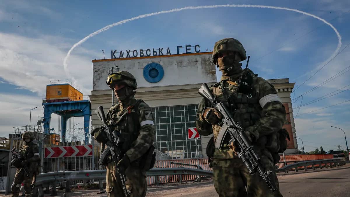 Российские военнослужащие, охраняющие Каховскую гидроэлектростанцию на реке Днепр в Каховке. Фото: SERGEI ILNITSKY /epa.eu
