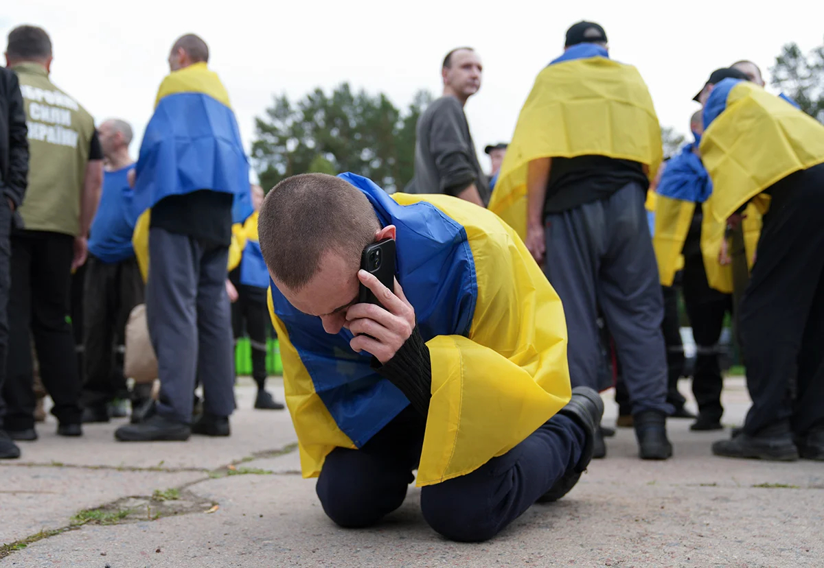 Украинский военнопленный после обмена пленными в неизвестном месте в Украине, 12 июня 2025 года. Фото: EPA