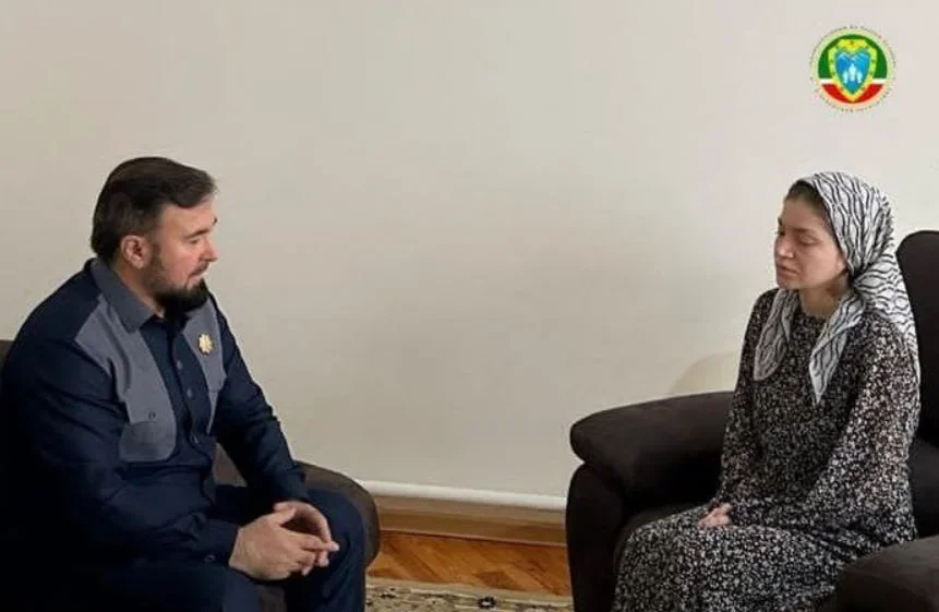 A screenshot of Suleymanova speaking to Chechen human rights commissioner Mansur Soltaev after her enforced return home, 29 August 2023. 