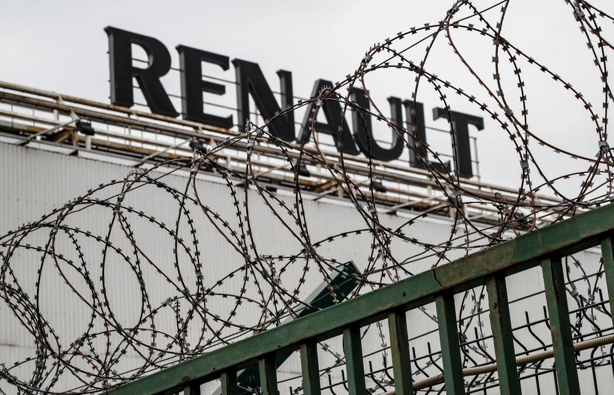 Логотип Renault на здании завода в Москве, 25 марта 2022 года. Фото: Юрий Кочетков / EPA