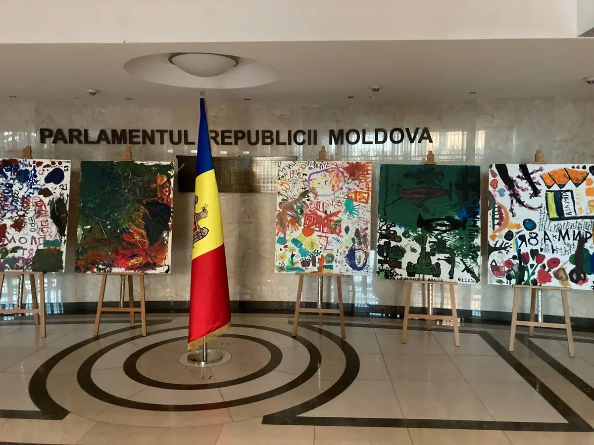 Выставка детских антивоенных рисунков в парламенте Молдовы. Фото: Илья Азар, для «Новой газеты. Европа»