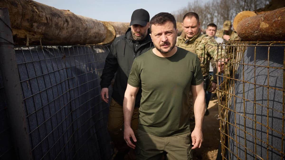 Владимир Зеленский инспектирует оборонительные сооружения в Черниговской области, Украина, 9 апреля 2024 года. Фото: Офис президента Украины