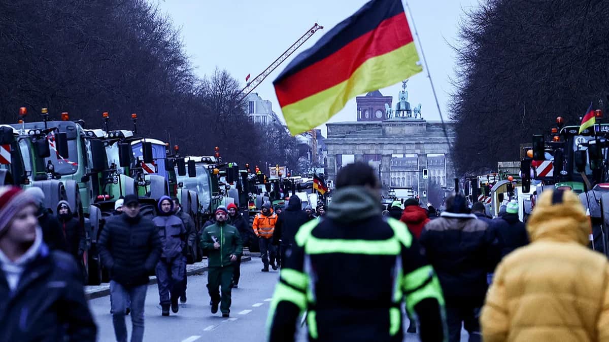 Тракторы и демонстранты перед Бранденбургскими воротами во время общенациональной забастовки фермеров в Берлине, 15 января 2024 года. Фото: Filip Singer / EPA-EFE