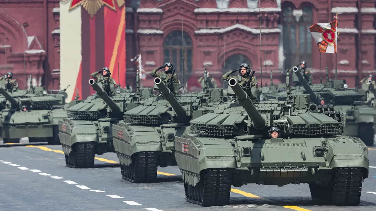 Russian T-80 tanks take part in the Victory Day military parade on Moscow’s Red Square, 9 May 2025. Photo: EPA / Maxim Shipenkov