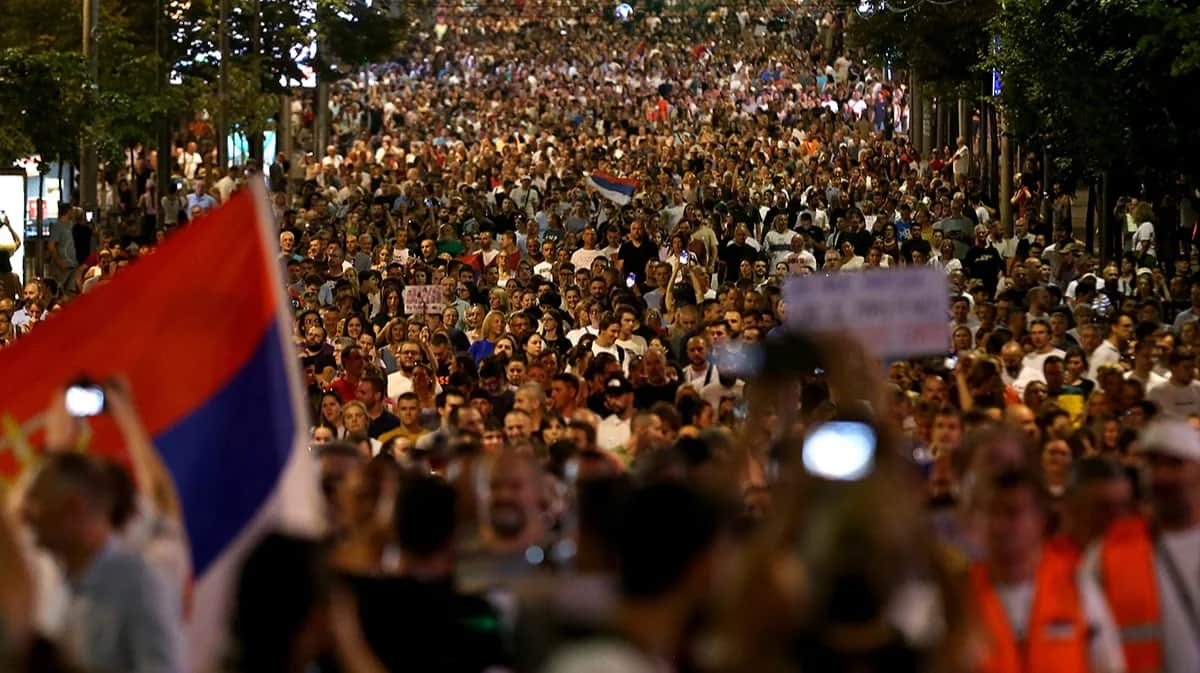 Протестующие во время митинга против планов начать добычу лития в Сербии, в Белграде, Сербия, 10 августа 2024 года. Фото: Andrej Cukic / EPA-EFE