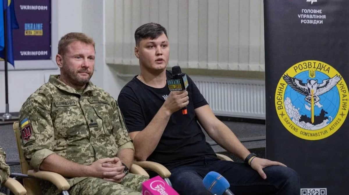 Maxim Kuzminov (right) at a Defence Intelligence of Ukraine press conference. Photo: GUR