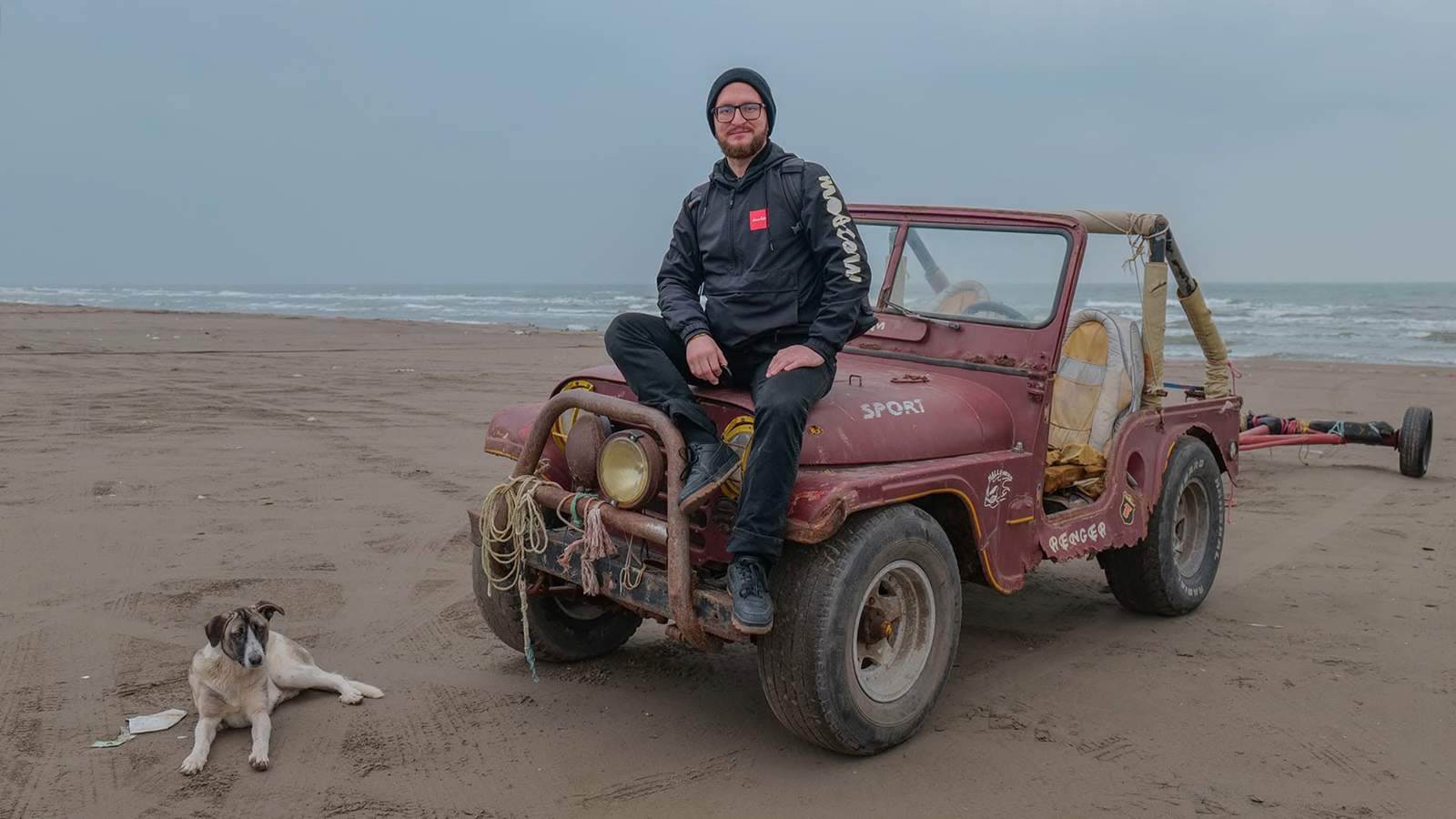 Василий Кондрашов на пляже Каспийского моря. Фото: из личного архива / «Ветер»<br>