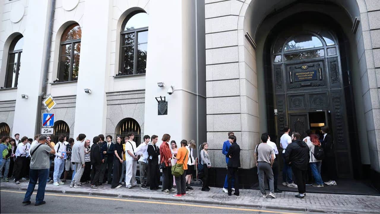 People gathered outside the Russian Supreme Court building during Monday’s hearing. Photo: Vladimir Astapkovich / IMAGO / Scanpix / LETA