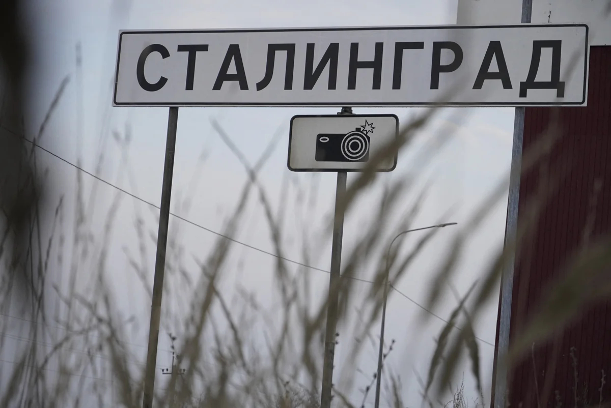 Дорожный знак с надписью «Сталинград» на въезде в Волгоград, 31 января 2023 года. Фото: Владимир Александров / Anadolu Agency / Abaca Press / Vida Press