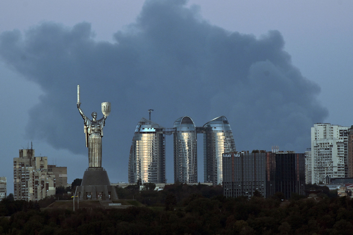 Столб дыма от пожара в центре Киева поднимается на фоне монумента «Родина-мать» и жилых домов. Киев, Украина. 28 августа 2026 года. Фото: Yevhen Kotenko / Ukrinform / Shutterstock / Rex Features / Vida Press