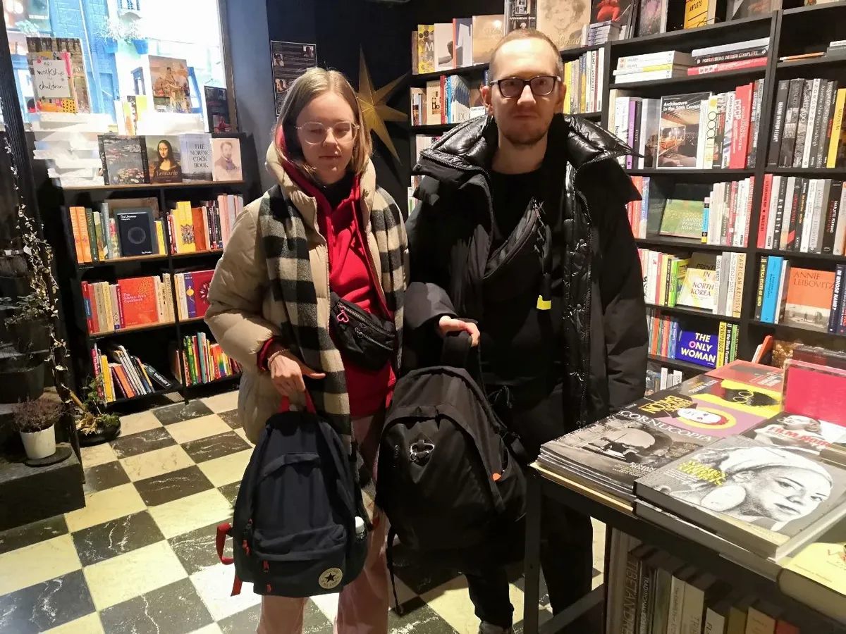 Алеся и Дима с тревожными чемоданчиками. Фото: Ольга Григорьева, специально для «Новой газеты Европа»