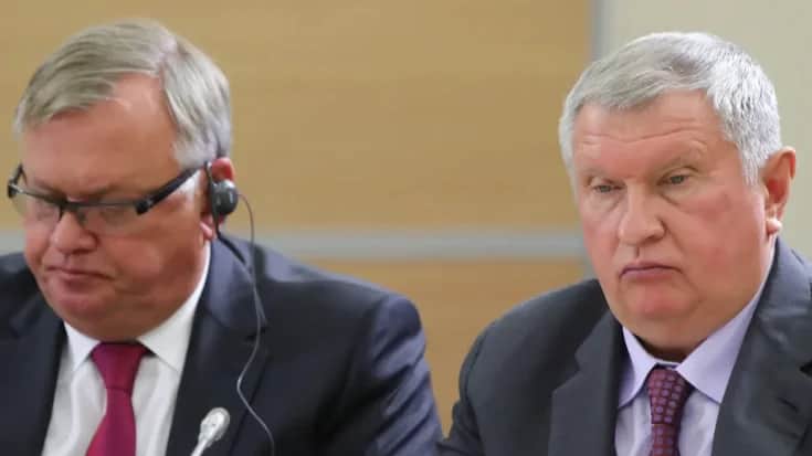 Head of VTB bank Andrey Kostin (on the left) and CEO of Rosneft Igor Sechin (on the right). Photo: EPA-EFE/MICHAEL KLIMENTYEV&nbsp;