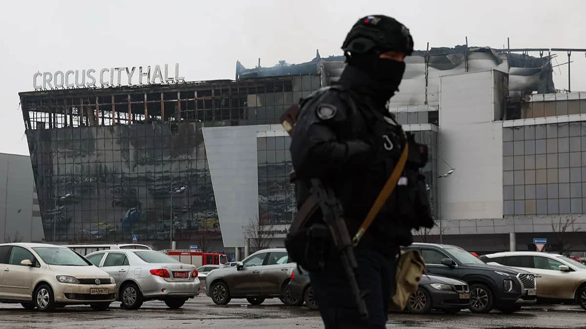 An armed police officer stationed near the Crocus City Hall building on Saturday. Photo: Stringer / AFP / East News