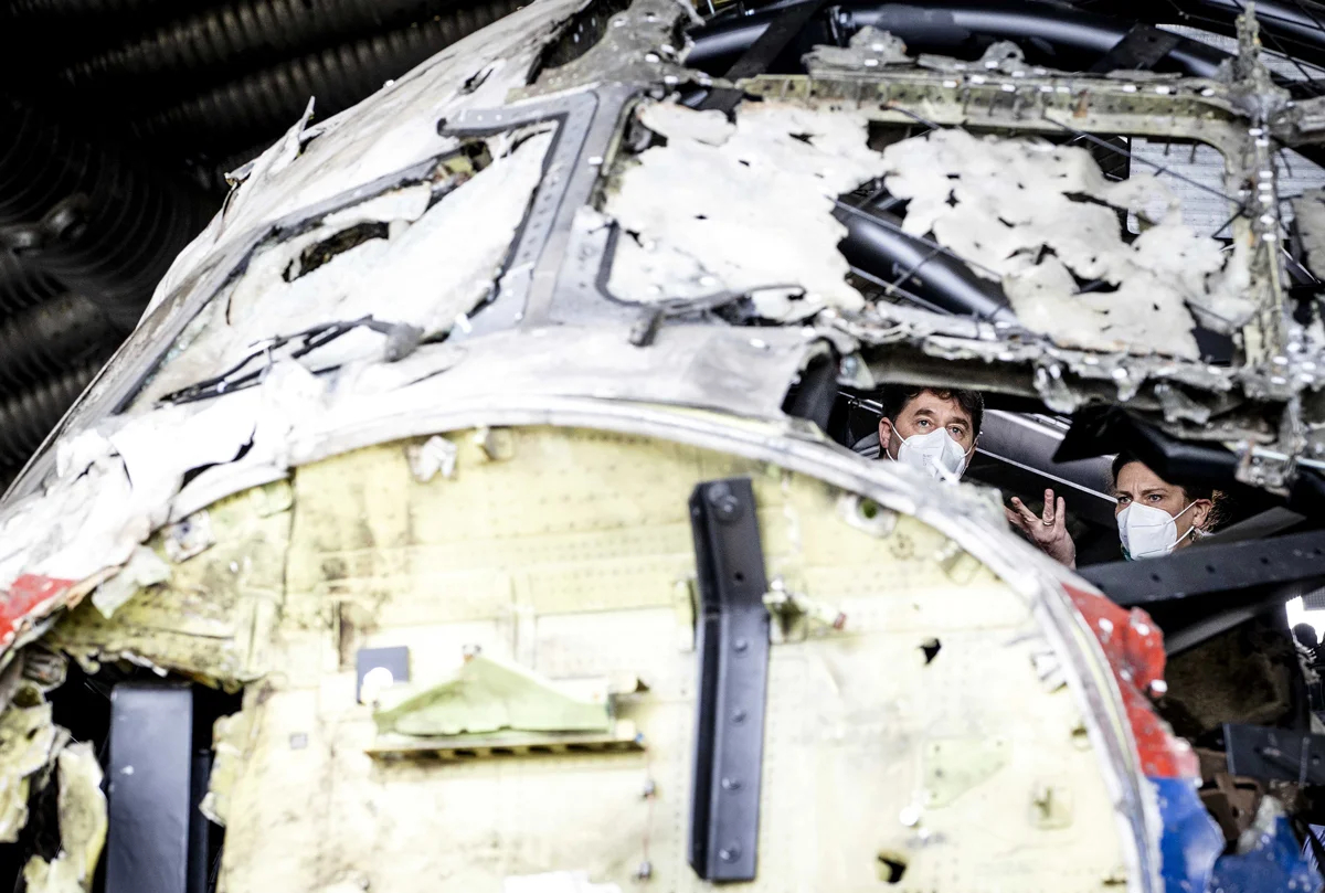 Члены суда рассматривают реконструкцию самолета MH17, сбитого в 2014 году над Украиной, на авиабазе Гилзе-Рийен, Нидерланды, 26 мая 2021 года. Фото: Sem Van Der Wal / EPA-EFE