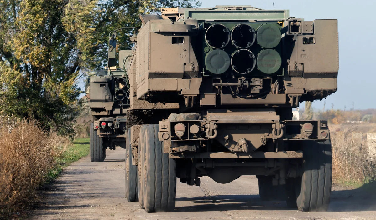 Реактивная система залпового огня HIMARS в Херсонской области, Украина, 29 октября 2022 года. Фото: Hannibal Hanschke / EPA