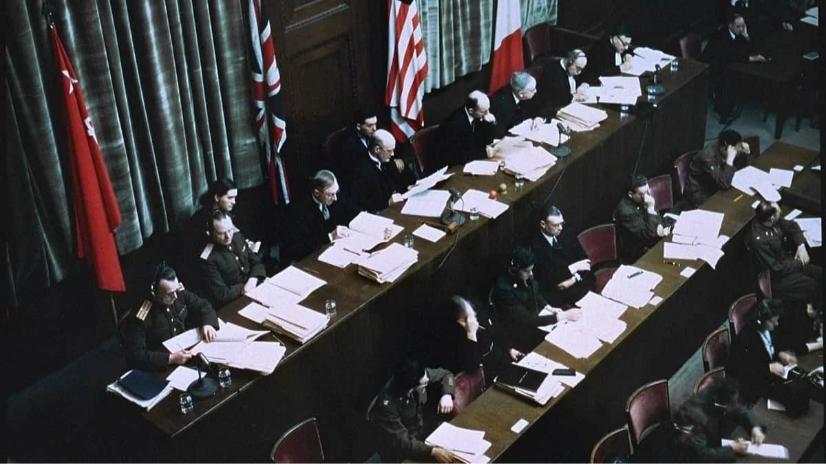 <span id="ip0lsxj58">Судьи Международного военного трибунала в Нюрнберге в зале Дворца правосудия, Германия, 1945 год. Фото:</span><a href="https://collections.ushmm.org/search/catalog/pa7376" target="_blank">National Archives and Records Administration, College Park</a><br>