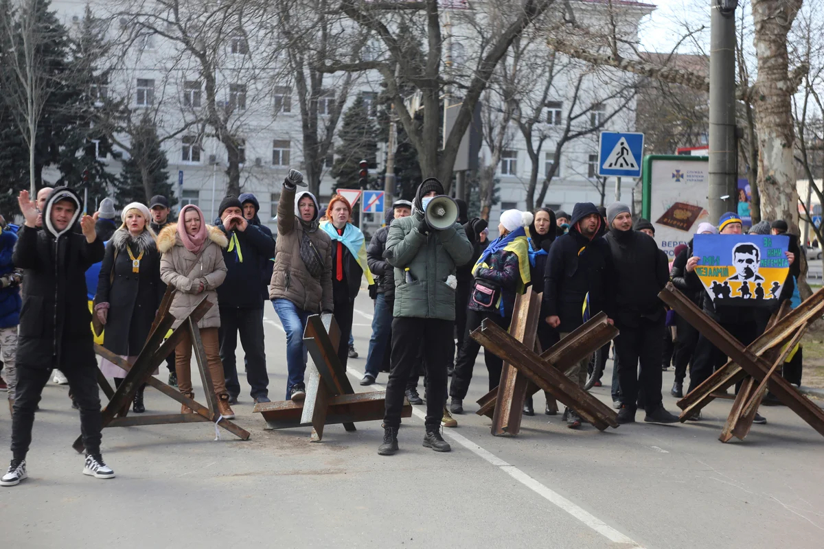 Демонстранты кричат в сторону российских военных во время митинга против российской оккупации, Херсон, Украина, 18 марта 2022 года. Фото: Olexandr Chornyi / AP Photo / Scanpix / LETA