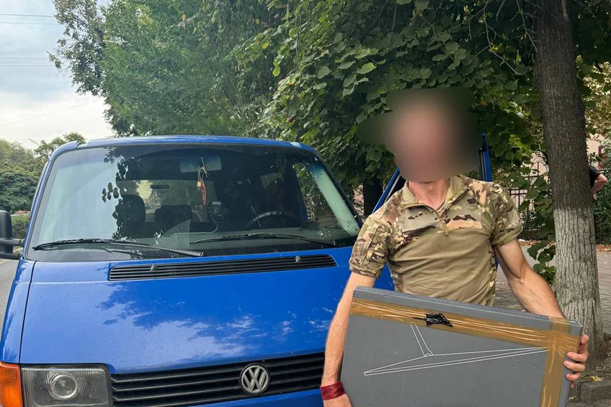 A Russian soldier with a Starlink. Photo: <a href="https://t.me/vedler_army/12447" rel="noopener noreferrer" title="https://t.me/vedler_army/12447">Telegram</a>